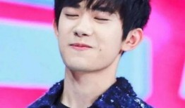 易烊千玺吃瓜娱乐